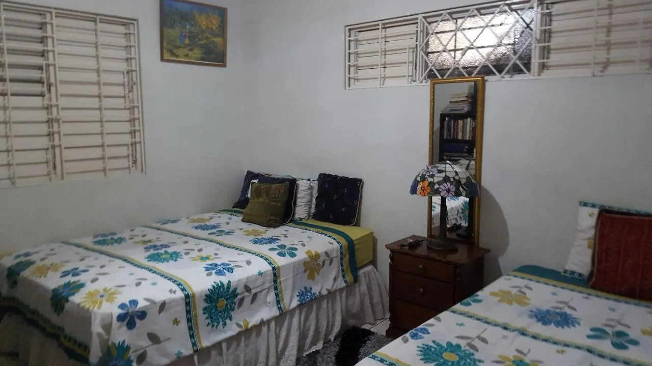 Private, Cosy And Central Кингстон